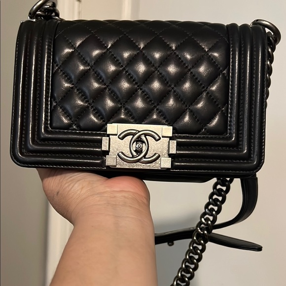 CHANEL Black Crossbody Bag with Quilted Leather and Chain Strap - Picture 1 of 11